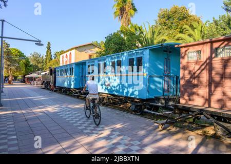 Alte Dampfzüge in Kalamata Municipal Railway Park, der alte Bahnhof ist jetzt ein Café, Kalamata, Messinia, Peloponnes, Griechenland Stockfoto