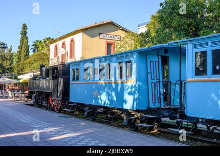 Alte Züge und Waggons in Kalamata Municipal Railway Park, der alte Bahnhof ist jetzt ein Café, Kalamata, Messinia, Peloponnes, Griechenland Stockfoto