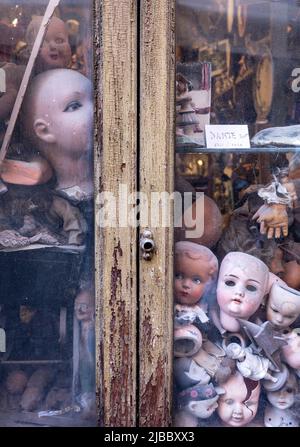 Gebrochene Puppenköpfe im Fenster eines Puppenhospitals und einer Reparaturwerkstatt im Ospedale delle Bambole, Via di Ripetta, im Zentrum Roms, Latium, Italien. Stockfoto