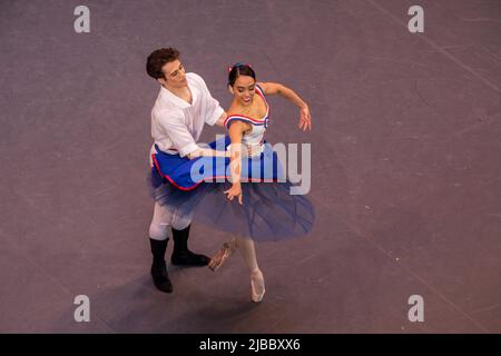 Moskau, Russland. 4.. Juni 2022 Gomez Amanda und De Carvalho Wagner (Brasilien) treten im Pas de deux von Jeanna und Philip vom Ballett „die Flamme von Paris“ während des ersten Tages des Wettbewerbs 14. des Internationalen Balletttänzerwettbewerbs am Bolschoi-Theater in Moskau, Russland, auf. Nikolay Vinokurov/Alamy Live News Stockfoto