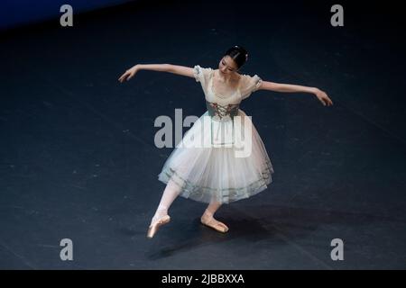 Moskau, Russland. 4.. Juni 2022 Yujin Kim (Republik Korea) tritt in der Variation von Albrecht vom Giselle-Ballett während des ersten Tages des Wettbewerbs 14. des Internationalen Wettbewerbs der Balletttänzer am Bolschoi-Theater in Moskau, Russland, auf. Nikolay Vinokurov/Alamy Live News Stockfoto