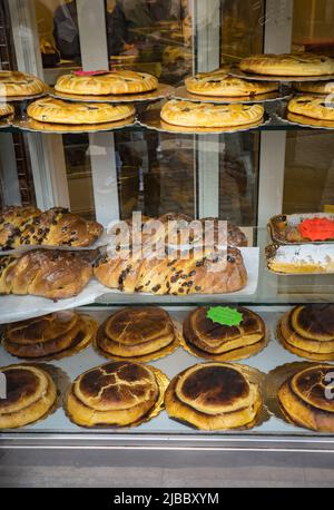 Eine Auswahl an Backwaren, darunter Crostata, Strudel, Pizza Ebraica und Torta Ricotta e Visciole. Im Fenster der Pasticceria il Boccione Stockfoto