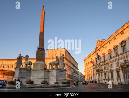 Die Piazza del Quirinale mit dem Obelisken des Quirinale und dem Zentrum der Fontana dei Dioscuri, der Quirinale-Palast im Hintergrund, der Palazzo della Consulta Stockfoto