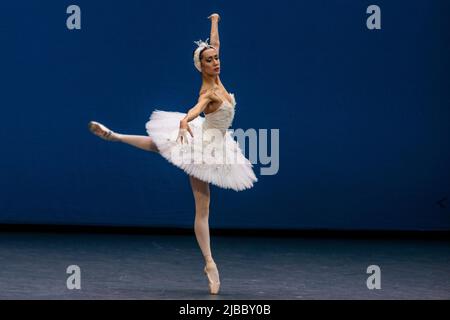 Moskau, Russland. 4.. Juni 2022 Khalikova Amina tritt in der Variante von Odette aus dem Ballett „Schwanensee“ während des ersten Tages des Wettbewerbs 14. des Internationalen Wettbewerbs der Balletttänzer am Bolschoi-Theater in Moskau, Russland, auf. Nikolay Vinokurov/Alamy Live News Stockfoto