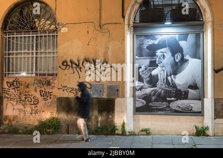 Ein Foto aus einem alten italienischen Film, das in einem Restaurantfenster mit Blick auf die Straße in der Via Napoli in Repubblica, Rom, Italien, gezeigt wurde. Stockfoto