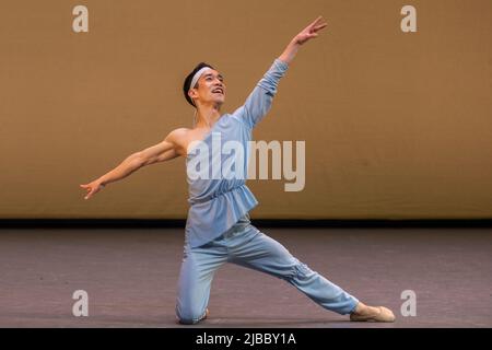 Moskau, Russland. 4.. Juni 2022 Terada Tomoha (Japan) spielt in der Variation des Gottes des Windes aus dem Ballett „Talisman“ während des ersten Tages des Wettbewerbs des Internationalen Wettbewerbs der Balletttänzer 14. am Bolschoi-Theater in Moskau, Russland. Nikolay Vinokurov/Alamy Live News Stockfoto