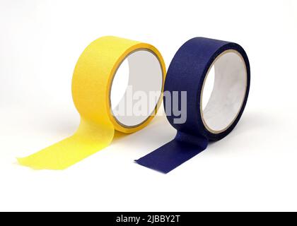 Abdeckband gelb und dunkelblau auf weißem Hintergrund. Neue Isolierbandrolle. Breites Klebeband-Zubehör für Hausreparatur und bei der Arbeit Gebäude t Stockfoto