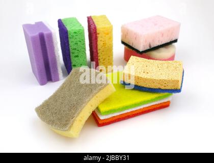 Set aus verschiedenen Schwämmen zum Abwaschen von Geschirr auf weißem Hintergrund. Helle Schwämme zur Reinigung. Paralon- und Zellulose-Schwämme für die Küche. Stockfoto