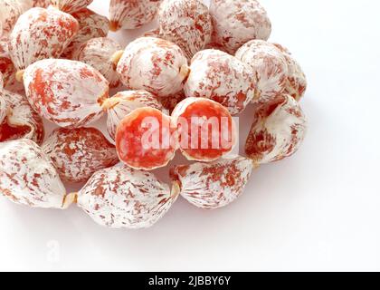 Mini-Salami-Würste auf weißem Hintergrund. Cocktail Chorizo Mini pikant Schweinefleisch fermentiert trocken gehärtete Salami Würste. Mini-Würstchen aus nächster Nähe. Stockfoto