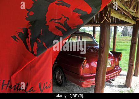 Amerikanischer Oldtimer, bedeckt mit einem roten Che Guevara Tuch, Havanna, Kuba, Karibik Stockfoto