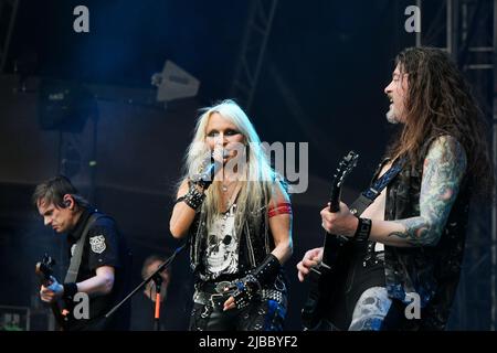 Pilsen, Tschechische Republik. 04.. Juni 2022. Die legendäre deutsche Heavy Metal Sängerin Doro Pesch mit ihrer Band tritt heute, am Samstag, 4. Juni 2022, beim Metalfest Open Air Festival in Pilsen auf. Kredit: Miroslav Chaloupka/CTK Foto/Alamy Live Nachrichten Stockfoto