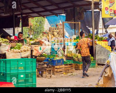 Dar es Salaam, Tansania - Januar 2021: Obstmarkt in Afrika. Stockfoto