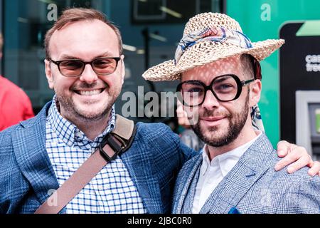 Epsom Surrey, London, Großbritannien, Juni 04 2022, Happy Smart Gay Couple Cazoo Epsom Derby Stockfoto