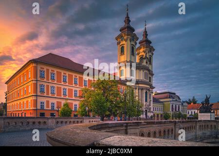 Berühmtes Touristenziel mit alter Kathedrale und atemberaubendem Stadtzentrum. Bewunderungswürdige Stadtansicht bei Sonnenaufgang, Eger, Ungarn, Europa Stockfoto