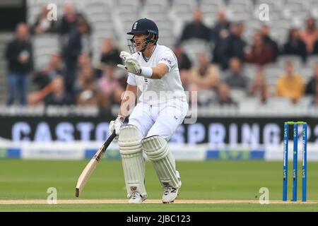 Joe Root of England hält Ben Foakes of England bei einem Lauf nach dem ersten Ball des Tages 4 in London, Großbritannien am 6/5/2022. (Foto von Mark Cosgrove/News Images/Sipa USA) Stockfoto