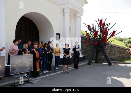 KIEW, 04. JUNI 2022 - zu Ehren des Gedenktages der Kinder, die infolge der bewaffneten Aggression der russischen Föderation gegen die Ukraine ums Leben kamen, präsentiert das Nationalmuseum für Geschichte der Ukraine während des Zweiten Weltkriegs ein multimediales Projekt „Kinder...“: Unter dem Bogen des Oberen Moskauer Tores der Festung Pechersk aus dem 15.. Jahrhundert entstand ein Martyrolog der Kinder, die während des großangelegten russisch-ukrainischen Krieges ums Leben kamen. Die Tragödie wird durch das Kunstobjekt "Baum der Erinnerung" ausgedrückt - die Metapher des Todes von Kindern im Krieg, Kiew, Hauptstadt der Ukraine. Dieses Foto darf nicht dist sein Stockfoto