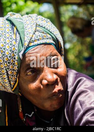 Sansibar, Tansania - Jan, 2021: Portrait einer schönen Afrikanerin. Afrika Stockfoto
