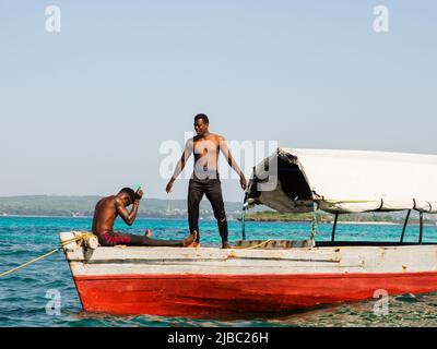 Sansibar, Tansania - Jan, 2021: Boot mit zwei afrikanischen Männern, die auf Prison Island festmachen (auch bekannt als Changuu, Quarantine Island i Kibandiko). Heute bin ich es Stockfoto