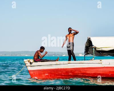 Sansibar, Tansania - Jan, 2021: Boot mit zwei afrikanischen Männern, die auf Prison Island festmachen (auch bekannt als Changuu, Quarantine Island i Kibandiko). Heute bin ich es Stockfoto