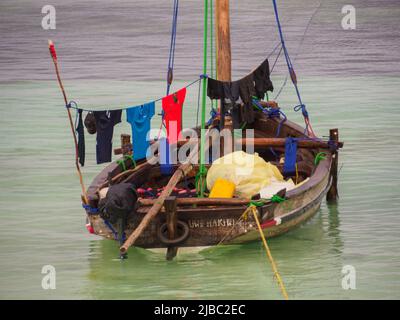 Kizimkazi, Sansibar - Jan, 2021:Traditionelles Dhow-Boot auf blauem Wasser, Tageszeit. Sansibar, Tansania, Afrika Stockfoto