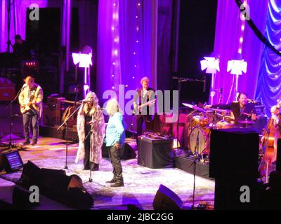 Forest Hills Stadium, Queens, NY, USA. 4. Juni 2022. Robert Plant und Alison Krauss spielten LED Zeppelins „Rock and Roll“ während ihrer Tour Launch Week 2022. Quelle: ©Julia Mineeva/EGBN TV News/Alamy Live News Stockfoto