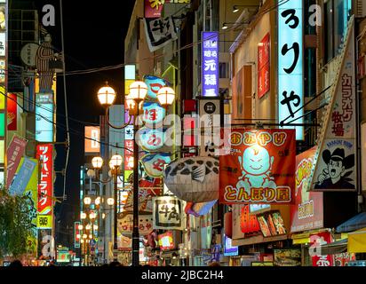 Japan. Kansai. Osaka. Beleuchtete Schilder im Bezirk Dotonbori bei Sonnenuntergang Stockfoto