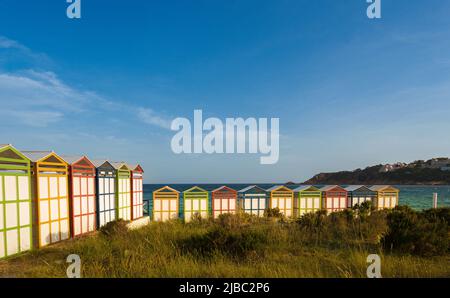 Berühmte Strandhütten in Sagaro mit Playa de Sant Pol, Costa Brava. Spanien. Mittelmeer Stockfoto