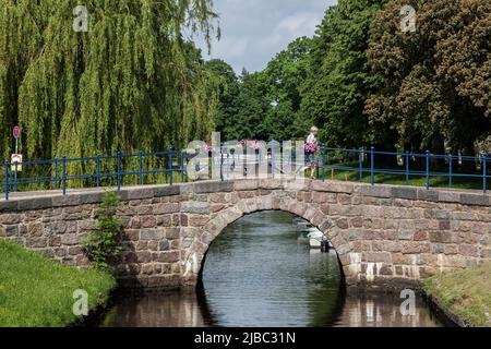 Brücke über den Mittelburggraben. Friedrichstadt, Nordfriesland, Schleswig-Holstein, Deutschland Stockfoto