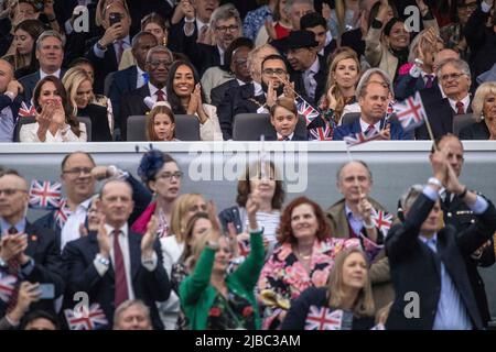 London, Großbritannien. 4.. Juni 2022. Mitglieder der königlichen Familie und VIP's genießen es, das Platinum Party at the Palace Konzert von der Royal Box im Buckingham Palace zu sehen. FOTO: Jeff Gilbert/Alamy Live News Credit: Jeff Gilbert/Alamy Live News Stockfoto