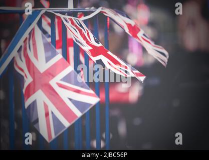 Geländer mit Union Jack-Ammern auf dem Bandstand im Garth Park, Bicester, bereit für die Queens Diamond Jubilee Feiern bedeckt. Stockfoto