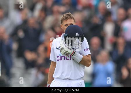 London, Großbritannien. 05.. Juni 2022. Joe Root of England feiert sein Jahrhundert sowie 10.000 Trist Karriere läuft Kredit: News Bilder /Alamy Live News Stockfoto