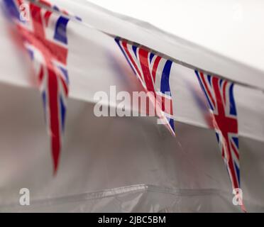 Auf einem der Festzelte im Garth Park, Bicester, wird die Unionsflagge für die Feierlichkeiten zum Diamantenjubiläum der Königin gebündet. Stockfoto