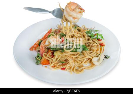 Spaghetti-Stempelschnitt mit würziger Garnele und Tintenfisch auf weiß isoliert. Stockfoto