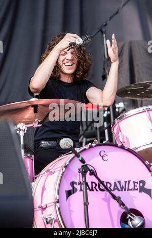 Bologna Italien. 04. Juni 2022. Die amerikanische Rockband STARCRAWLER tritt live auf der Bühne in der Sonic Park Arena auf und eröffnet die Show von My Chemical Romance. Stockfoto