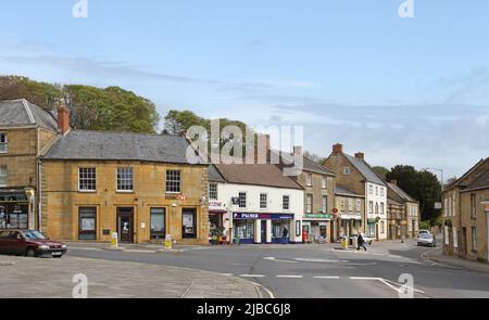 Crewkerne, Somerset, Großbritannien - 24. April 2009: Blick vom Marktplatz auf einen der wichtigsten Kreisverkehre im Zentrum von Crewkerne. Stockfoto