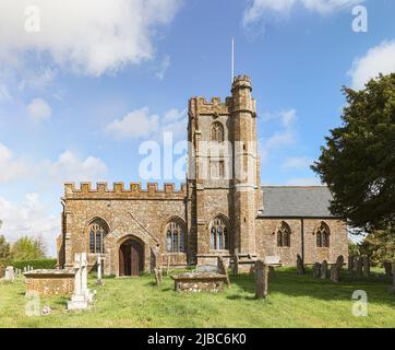 Die Kirche St. John the Evangelist and All Saints, erbaut im 15. Jahrhundert, ist eine anglikanische Kirche aus Stein, im Dorf Kingstone, Somers Stockfoto