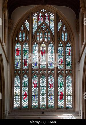 Detailreiche Glasmalerei, die den Baum des Lebens darstellt, im Westfenster von St. Bartholomew's, einer Kirche, die im 15.. Jahrhundert in Crewkerne erbaut wurde. Stockfoto