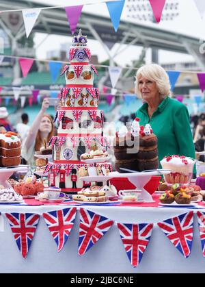 Die Herzogin von Cornwall, als Patron des Big Lunch, während des Big Jubilee Lunch mit Tischen, die auf dem Spielfeld auf dem Oval Cricket Ground, London, am vierten Tag der Platinum Jubilee Feiern aufgestellt wurden. Bilddatum: Sonntag, 5. Juni 2022. Stockfoto