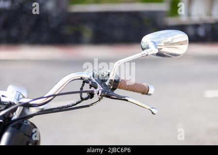 Lenker des Motorrads aus der Nähe. Rückspiegel des Motorrads. Stockfoto