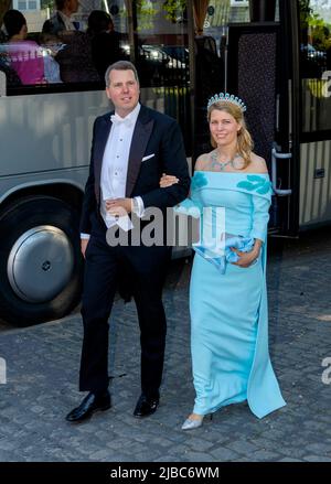 Prinz Hubertus und Prinzessin Kelly von Sachsen-Coburg und Gotha kommen am 04. Juni 2022 in der Evangelischen Schlosskirche in Bad Berleburg an, um an der religiösen Hochzeit von Gustav Prinz zu Sayn-Wittgenstein-Berleburg und Carina Axelsson Albert Nieboer / Netherlands OUT / Point de Vue OUT TEILZUNEHMEN Stockfoto