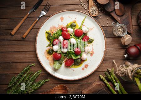 Kirschtomaten und Mozzarella-Käsesalat Stockfoto