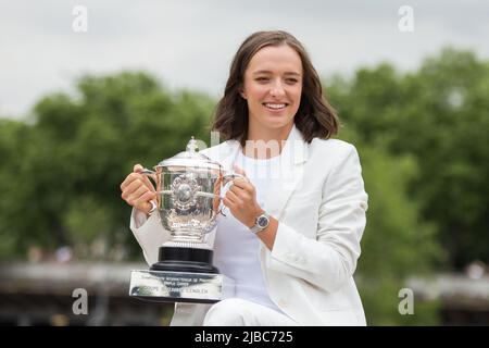 Paris, Frankreich. 05.. Juni 2022. IGA Swiatek aus Polen feiert am 15. Tag der French Open 2022 in Roland Garros am 05. Juni 2022 in Paris, Frankreich, den Sieg im Finale der Frauen-Singles. Foto von Nasser Berzane/ABACAPRESS.COM Quelle: Abaca Press/Alamy Live News Stockfoto