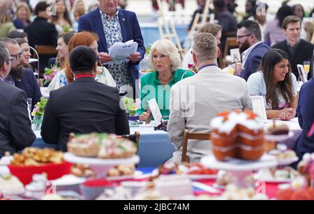 Die Herzogin von Cornwall, als Patron des Big Lunch, während des Big Jubilee Lunch mit Tischen, die auf dem Spielfeld auf dem Oval Cricket Ground, London, am vierten Tag der Platinum Jubilee Feiern aufgestellt wurden. Bilddatum: Sonntag, 5. Juni 2022. Stockfoto