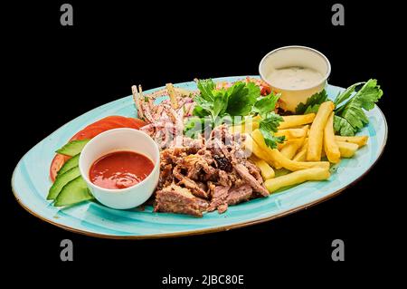 Das mit Pommes frites geöffnete Rindershawarma wird auf einem Teller auf einem isolierten schwarzen Hintergrund angelegt Stockfoto