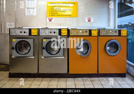 Münzwaschmaschinen im Waschsalon in Fitzrovia, Zentrum von London. Stockfoto