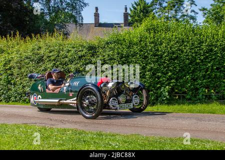 2013 grüner Einsitzer Morgan 3-Wheeler, 1983 ccm Benzin-Roadster bei Ankunft in worden Park Motor Village für das Leyland Festival, Großbritannien Stockfoto