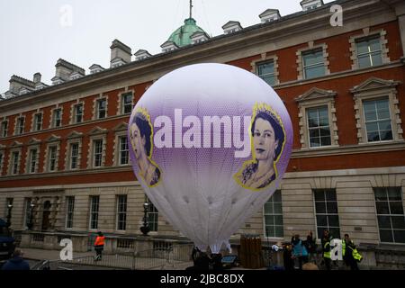 London, Großbritannien. 5.. Juni 2022. Platinum Jubilee Pageant entlang der Mall. Der Ballon für den Festzug wurde später am Nachmittag für die Parade gesprengt., Quelle: Andrew Lalchan/Alamy Live News Stockfoto