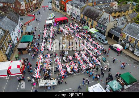 Beaminster, Dorset, Großbritannien. 5.. Juni 2022. Blick aus der Luft der Platinum Jubilee Street Party auf dem Platz am Beaminster in Dorset. Bildnachweis: Graham Hunt/Alamy Live News Stockfoto