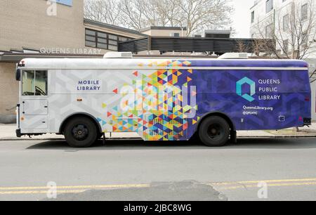 Das Büchermobil der Queens Public Library parkte am Broadway in der Nähe der Steinway Street in Astoria Queens, New York City. Stockfoto