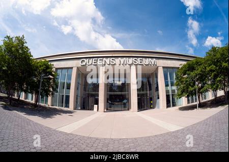 Eine Fischaugenansicht des Eingangs zum Queens Museum im Flushing Meadows Corona Park in Queens, in der Nähe der Unisphere. Stockfoto